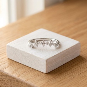 Anillo Apilable Minimalista y Elegante de Oro Sólido con Diamantes Cultivados en Laboratorio, Corte Marquesa y Redondo, Certificado IGI, Banda Curva - Product Image 3