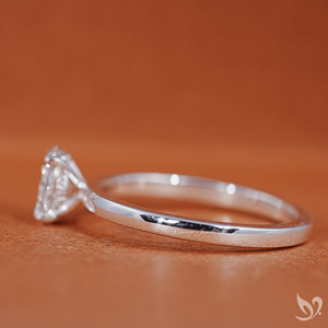 แหวนหมั้นเพชรทรงรี 0.5 กะรัต ได้รับการรับรองจาก IGI เพชรเพาะเลี้ยงแบบโซลิแทร์ ประดับด้วยวงแหวนรอบเพชรแบบซ่อน ในตัวเรือนทองคำขาว 10K - Product Image 2