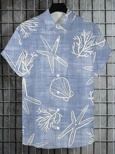 Chemise à manches courtes pour hommes sur le thème de l'océan, à motifs floraux, avec des imprimés d'étoiles de mer, de coquillages et de coraux. Cette chemise ample à col est... - Product Image 2