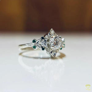 Anillo de Compromiso y Boda Vintage de Plata de Ley Chapado en Oro de 14K con Tres Piedras de Moissanita Tallada de Trisha Jewels para Mujer - Product Image 5