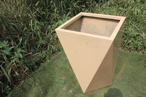 Grand pot à fleurs vertical Geo Senior Classic en FRP léger pour l'intérieur/l'extérieur, utilisation domestique et jardin, design à pois sculpté à la main - Product Image 4