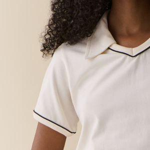 เสื้อยืดผู้หญิงดีไซน์เก๋ คอวี ทรงเข้ารูปทันสมัย สำหรับผู้ซื้อขายส่ง พร้อมปกเสื้อแบบพับได้ - Product Image 3