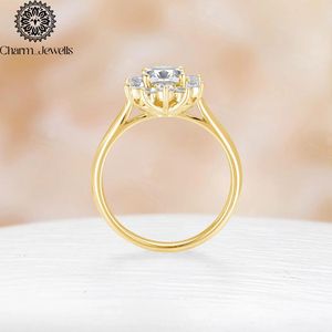 Bague de fiançailles pour femme Charm_Jewells en argent plaqué or 18 carats avec moissanite taille coussin, sertie à griffes, style classique - Product Image 4