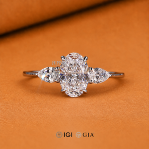 Bague de fiançailles ovale à trois pierres, 1,0 CT - 2,0 CT, bague en diamant ovale cultivé en laboratoire, diamants poire sur les côtés, bague en or blanc/jaune/rose - Product Image 1
