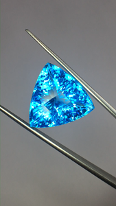Qualité Exclusive NARNOLI IMPEX Loupe Naturelle Pure pour Topaze Bleue Taille Trillion 26,02 Carats Superbe Lustre Certifié par un tiers - Product Image 4