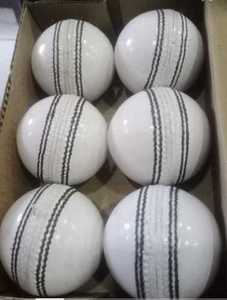 Pelota de Cricket Blanca Clásica Radhe Enterprises Modelo RE/25-26/255 Costuras Tradicionales Duraderas Cosida a Mano Ambidiestra Juvenil 38mm - Product Image 1