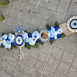 Toran de porte artisanal bleu œil porte-bonheur floral avec accents miroir et pompons perlés, idéal pour la décoration festive de la maison et les cadeaux - Product Image 1