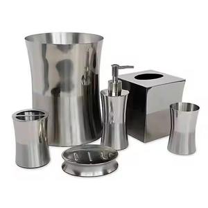 Elegante Juego de Accesorios Metálicos para Baño: Dispensador de Papel Higiénico, Jabonera, Portacepillos, Cubo de Basura - Product Image 3