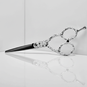 Tijeras de Peluquería Profesionales Premium de Acero Inoxidable Japonés, Afiladas, con Pulido Espejo, Logotipo Impreso con Láser, Diseño Offset para Diestros - Product Image 5