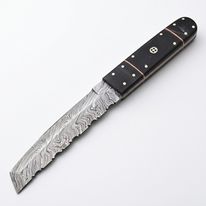 Couteau à lame fixe Tanto dentelé en acier Damas fait main, manche en corne de buffle noir, broches en laiton, couteau de chasse, de camping et utilitaire - Product Image 1