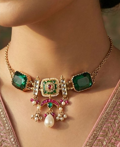 Conjunto de Collar y Pendientes de Diseño en Latón con Acabado Dorado, Cristales y Pedrería en Forma de Flor, Elegante y Moderno para Bodas y Fiestas - Product Image 2
