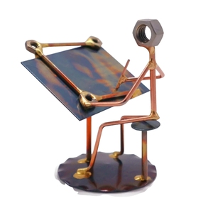 Figurine décorative artisanale en métal industriel, style designer, en pièces de ferraille et planche à dessin, pour accent de décoration sur étagère moderne - Product Image 5