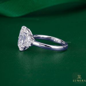 Anillo de Compromiso de Lujo con Tres Diamantes Cultivados en Laboratorio con Corte Cojín y Diamantes Laterales en Forma de Media Luna, Oro Blanco de 18K, Anillo de Boda Personalizado - Product Image 3
