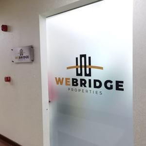 Calcomanías Adhesivas Personalizadas para Ventanas de Vidrio, Impresas con Protección UV, Adhesión Estática, para Decoración del Hogar, Oficina, Marca y Uso Comercial - Product Image 3