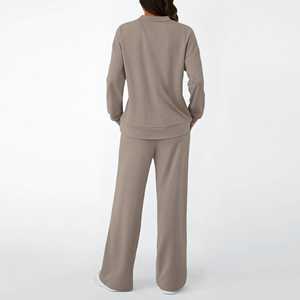 Ensembles de survêtements personnalisés pour femmes, 2 pièces : hauts à col roulé semi-zippés et pantalons droits amples élastiques - Product Image 4
