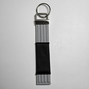 Llavero de tela con bloques de color azul, blanco y verde azulado, estilo cinturón de artes marciales, accesorio deportivo - Product Image 4
