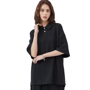 Vente en gros polo et short surdimensionnés à manches courtes chemises boutonnées gaufrées style urbain pour femmes coupe ample à épaules tombantes - Product Image 1