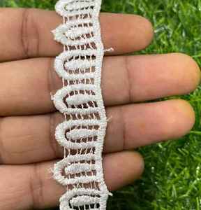 Dentelle en coton importée avec une finition soignée et une qualité de tissu durable pour les marques de mode. - Product Image 1