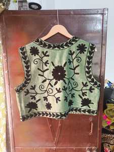 Veste en velours de coton brodée Suzani faite à la main, style bohème chic, motif floral léger, vêtements d'extérieur pour femmes, boutique en gros - Product Image 4