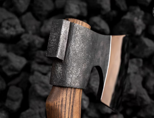 Hacha Estilo Vikingo Hecha a Mano con Hoja de Acero Forjado, Mango de Madera Tallado y Patrón Nórdico para Campismo y Bushcraft al Aire Libre - Product Image 2