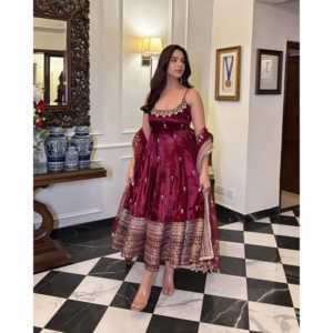 Anarkali Robe pour fêtes Taille XS Brodée Zari-Paillettes de codage avec Dupatta et Pallu - Product Image 2