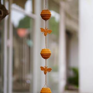 Chaînes de pluie décoratives en métal en forme d'abeille utilisées dans les hôtels, cafés et centres de villégiature pour une aménagement paysager unique inspiré de la nature, en provenance d'Inde. - Product Image 1