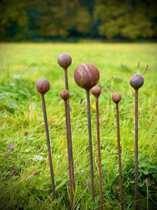 Sculpture de boule en métal rustique faite à la main pour jardin, décoration extérieure pour pelouse, art décoratif en fer pour l'aménagement paysager - Product Image 3
