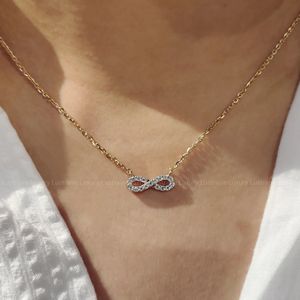Colgante Infinito de Oro con Diamantes Redondos y Cadena, Elegante Collar de Joyería Fina - Product Image 5