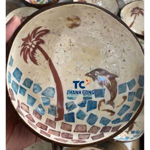ชามมะพร้าวเคลือบเงา Ocean Breath ลายโลมา ต้นปาล์ม และมุกฝัง งานฝีมือเรียบหรูสำหรับรีสอร์ท - Product Image 1