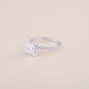 Anillo de Compromiso con Diamante Cultivado en Laboratorio de Corte Princesa de 3.54CT con Banda Redonda Pavé en Plata de Ley 925 - Product Image 3
