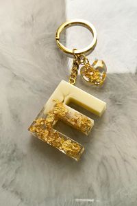 Llavero de lujo con dije de alfabeto, accesorios de moda, llavero dorado de resina brillante para bolsos, hecho a mano en India - Product Image 3
