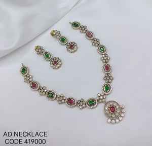 Juego de Collar y Pendientes de Diseño Floral con Circonitas Chapadas en Oro Antiguo de Primera Calidad, Estilo Étnico Tradicional, para Bodas Indias - Product Image 1