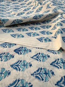Tissu en coton peigné 100% imprimé à la main au bloc, bleu, écologique, léger, motif floral Sanganeri pour robes, décoration intérieure et mode - Product Image 1