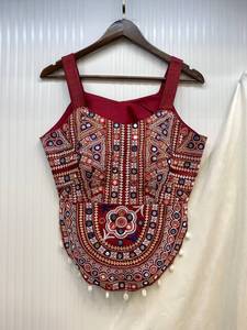 Ensemble de lehenga et de blouse prêt-à-porter, entièrement brodé avec des détails en miroir et des dentelles en satin Gota, spécial Navratri. - Product Image 4