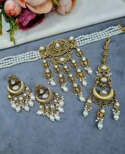 Ensemble de collier ras-de-cou perlé de créateur avec boucles d'oreilles à perles pendantes et mangtika, bijoux de mode ethniques pour tenues festives, fabricant - Product Image 1