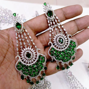 Boucles d'oreilles classiques de créateur plaquées argent avec imitation de cristal vert et strass pour mariages et soirées - Product Image 1