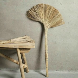 Escoba de Hierba Ecológica Hecha a Mano de Alta Calidad |   Escoba de Fibra Natural Resistente |   Ligero y de Fácil Limpieza - Product Image 3