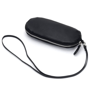Étui à lunettes Ando Bag en cuir d'agneau véritable avec fermeture éclair, pochette souple pour lunettes avec sangle de cou - Product Image 1