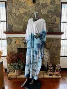 Vestido Kaftán de Rayón Turquesa con Tie-Dye, Cuello en V, Talla Única, Estilo Bohemio, para Playa o Resort, Vestido Maxi Fluido - Product Image 6