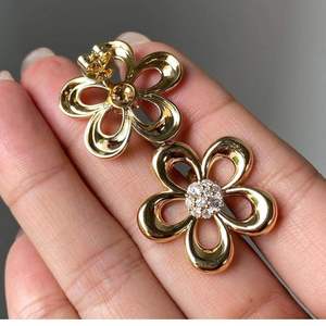 Boucles d'oreilles clous de luxe en diamants de laboratoire en forme de grappe de fleurs, plaqué or jaune 9 carats, certifiées IGI, bijoux fins - Product Image 2