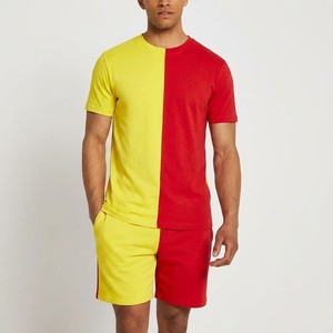Conjunto de camiseta y pantalones cortos para hombre en amarillo y rojo con bloques de color, cuello redondo, ropa casual de verano, conjunto transpirable de algodón tejido. - Product Image 1