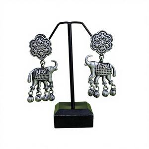 Pendientes Colgantes de Latón Estilo Tribal con Motivo de Elefante, Bañados en Plata Antigua, Regalo Tradicional Indio para Ella - Product Image 1