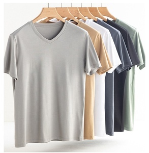 Camiseta de manga corta con cuello en V para hombre, de mezcla de algodón de alta calidad, 240 g/m², lujosa, premium, resistente a las arrugas, informal. - Product Image 1