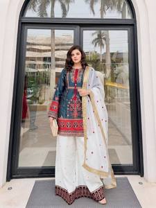 Ensemble en coton indien pakistanais brodé pour femmes, tunique verte et rouge, pantalon blanc, dupatta en filet, tenue de fête formelle, matériaux recyclés - Product Image 4
