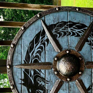 Bouclier Viking Nordique Artisanal en Bois, Design Nordique Traditionnel Rond pour Affichage Historique et Décoration Intérieure - Product Image 3
