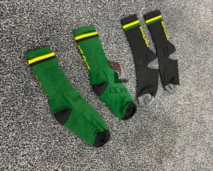 Chaussettes de sport athlétiques personnalisées pour le football, ajustement sécurisé, disponibles dans des couleurs et des motifs d'équipe personnalisés. - Product Image 2