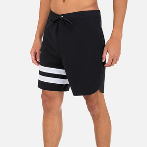Short de bain noir pour homme avec bandes latérales blanches, taille élastiquée, séchage rapide, taille mi-haute, en tissu tissé - Product Image 4