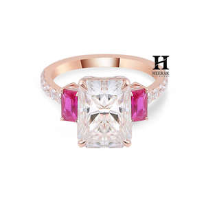 Anillo de Compromiso de Lujo con Diamante Cultivado en Laboratorio de Corte Radiante de 3 Quilates, Oro Rosa de 14K, Anillo de Tres Piedras con Diamantes Laterales Radiantes Rosados y Banda Pavé - Product Image 2