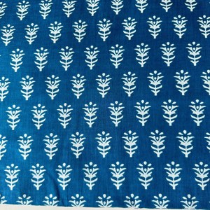 Tissu en coton imprimé à la main, base bleu indigo, motif Buta blanc, textile indien fait main, motif floral minimaliste - Product Image 2
