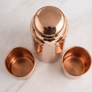 Ensemble cadeau de bouteille en cuivre martelé écologique et verre, vaisselle de voyage au design traditionnel, couvercles inclus - Product Image 2